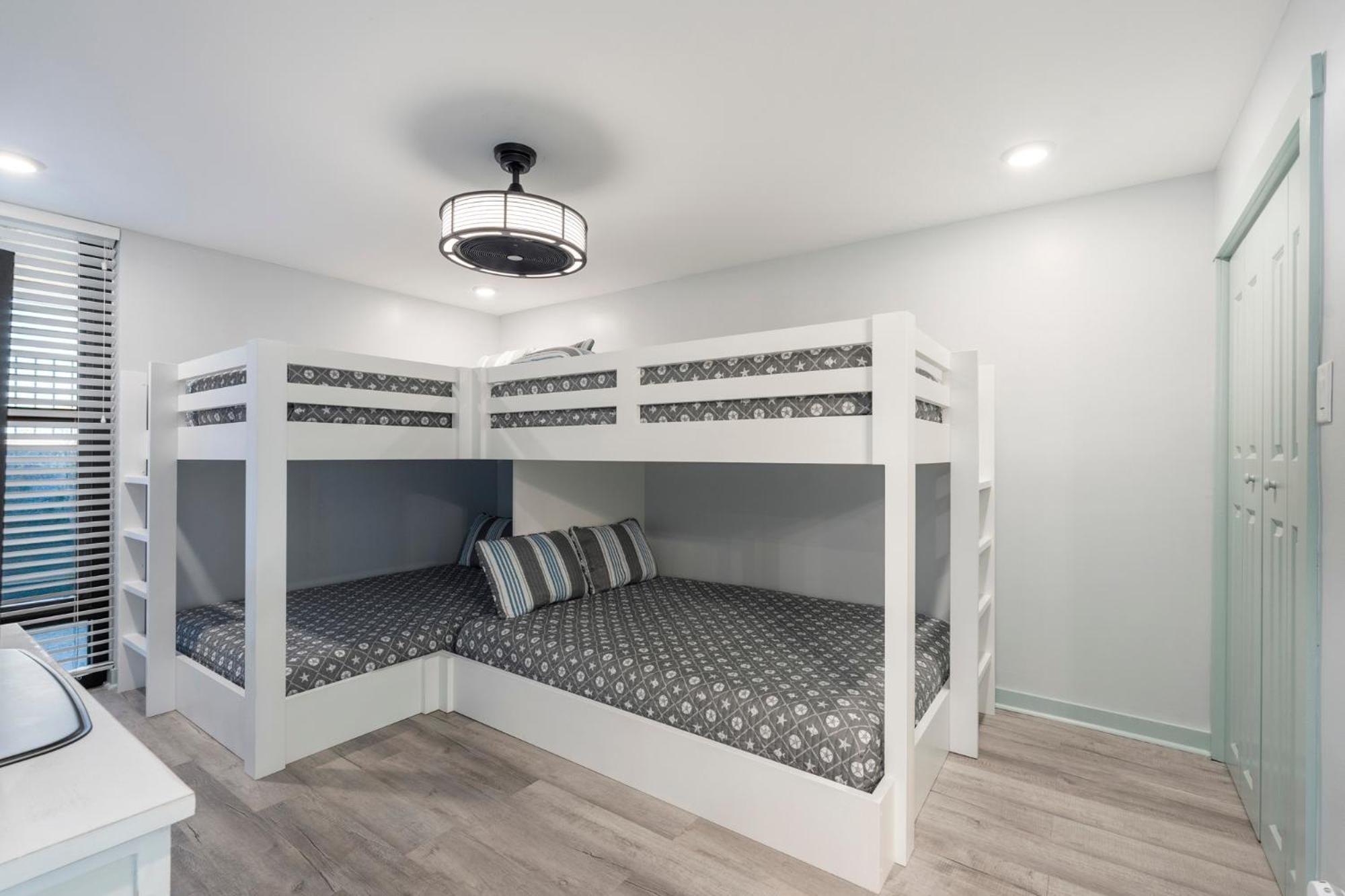 Apartment Edgewater Windward 508 - Newly Renovated Corner Condominium! *