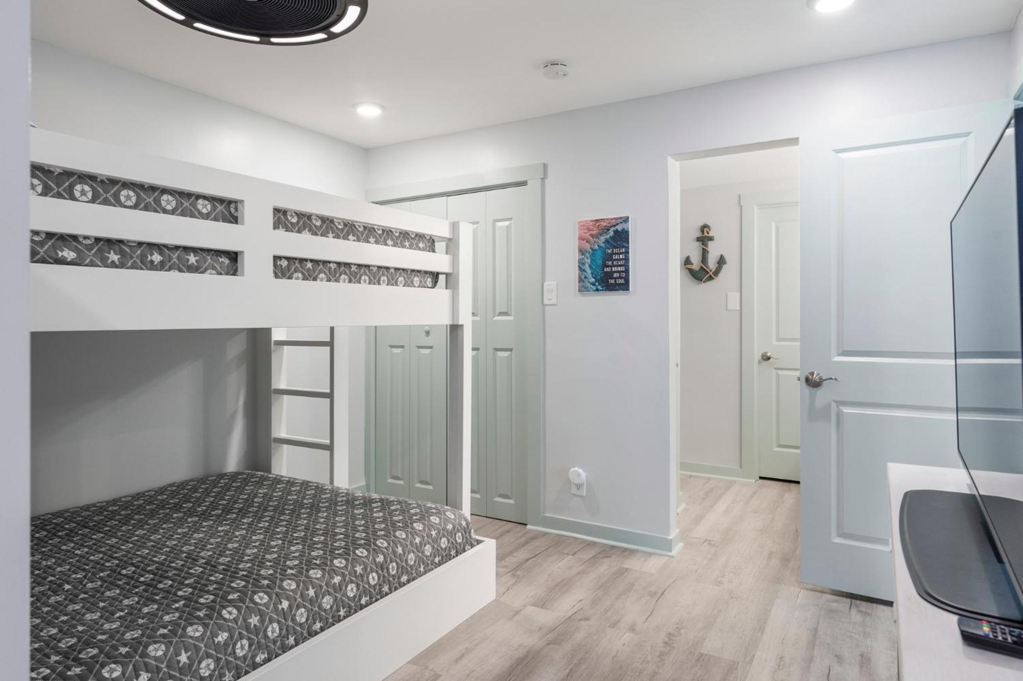 Edgewater Windward 508 - Newly Renovated Corner Condominium! Apartment